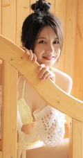 躺在木浴盆里悠然自得的气质甜美丸子头少女黄色泳装穿搭可爱室内图片