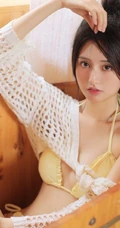 躺在木浴盆里悠然自得的气质甜美丸子头少女黄色泳装穿搭可爱室内图片