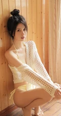 躺在木浴盆里悠然自得的气质甜美丸子头少女黄色泳装穿搭可爱室内图片