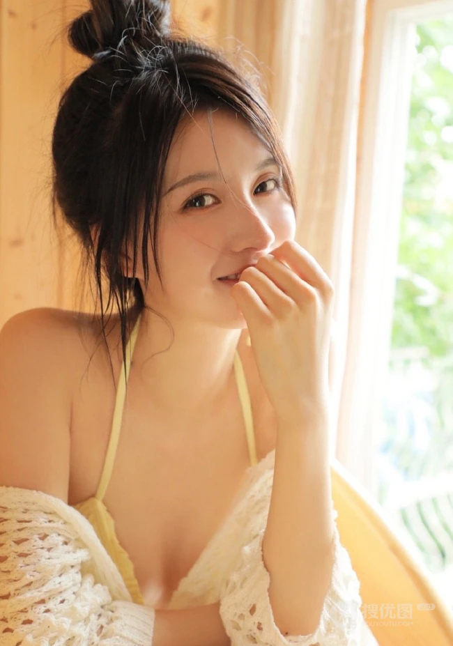 躺在木浴盆里悠然自得的气质甜美丸子头少女黄色泳装穿搭可爱室内图片