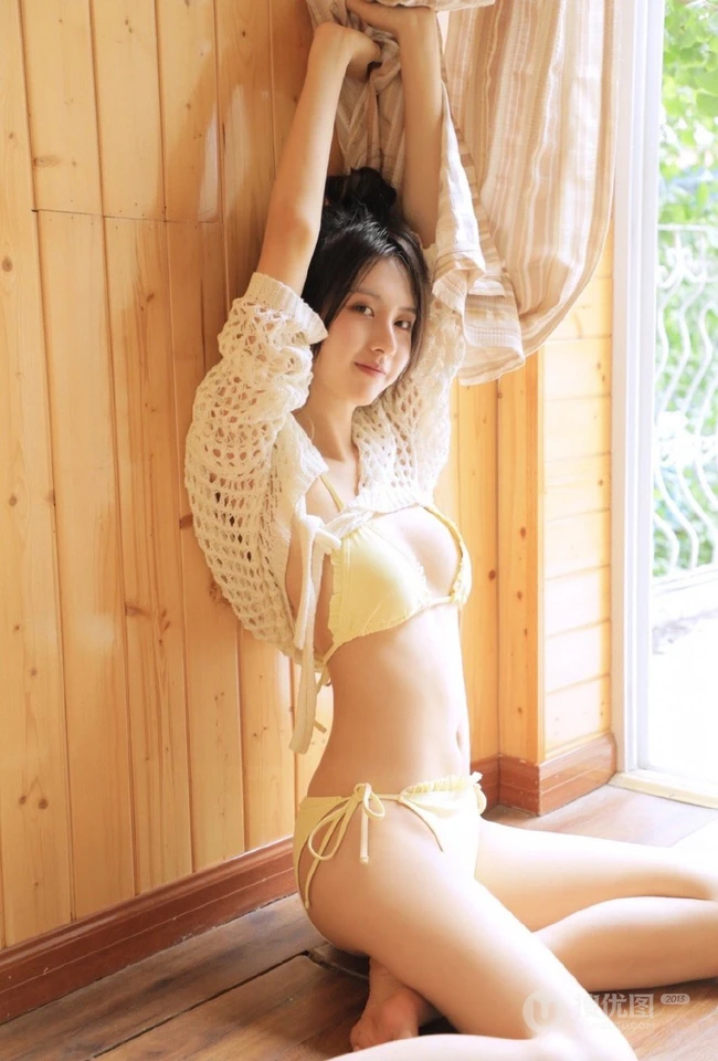 躺在木浴盆里悠然自得的气质甜美丸子头少女黄色泳装穿搭可爱室内图片