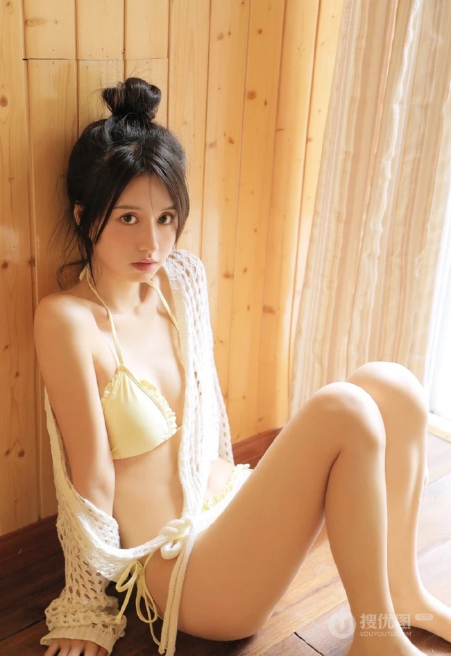 躺在木浴盆里悠然自得的气质甜美丸子头少女黄色泳装穿搭可爱室内图片