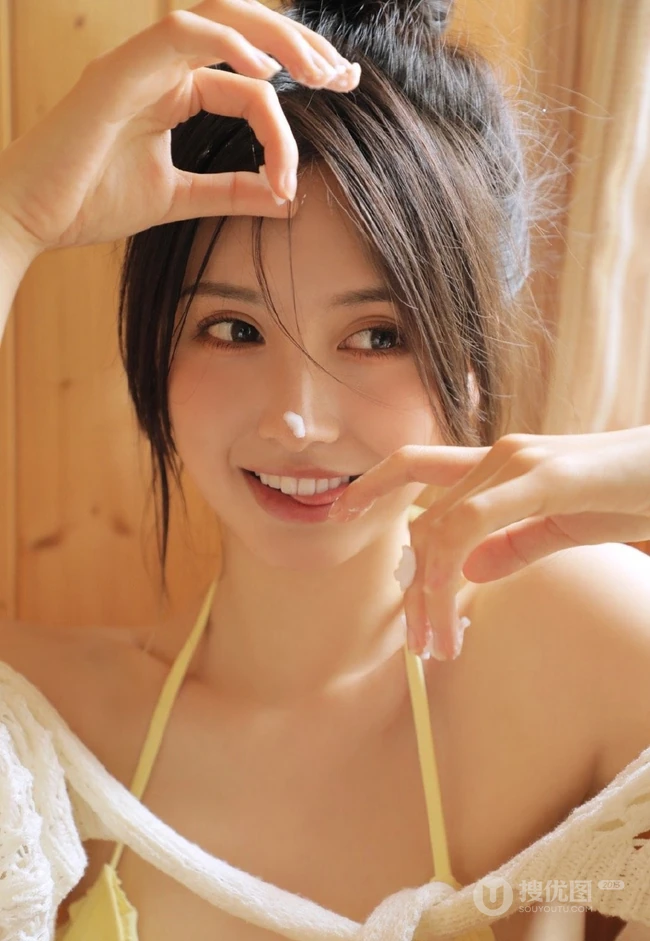 躺在木浴盆里悠然自得的气质甜美丸子头少女黄色泳装穿搭可爱室内图片