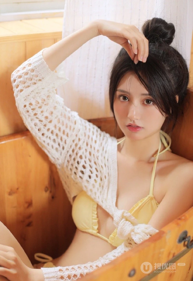 躺在木浴盆里悠然自得的气质甜美丸子头少女黄色泳装穿搭可爱室内图片