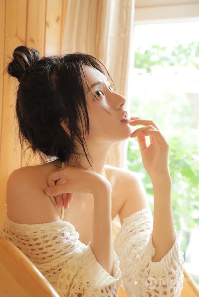 躺在木浴盆里悠然自得的气质甜美丸子头少女黄色泳装穿搭可爱室内图片