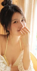 躺在木浴盆里悠然自得的气质甜美丸子头少女黄色泳装穿搭可爱室内图片