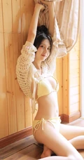 躺在木浴盆里悠然自得的气质甜美丸子头少女黄色泳装穿搭可爱室内图片