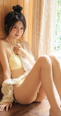 躺在木浴盆里悠然自得的气质甜美丸子头少女黄色泳装穿搭可爱室内图片