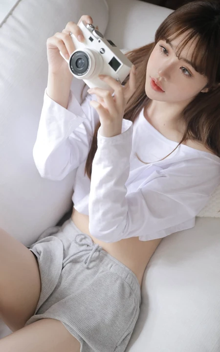 清甜系天花板漂亮女生小姐姐白衫短裤穿搭居家室内显动人锁骨线条感图片
