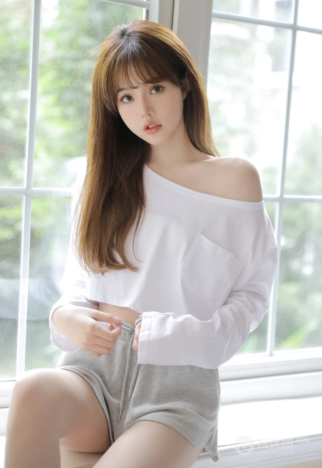 清甜系天花板漂亮女生小姐姐白衫短裤穿搭居家室内显动人锁骨线条感图片