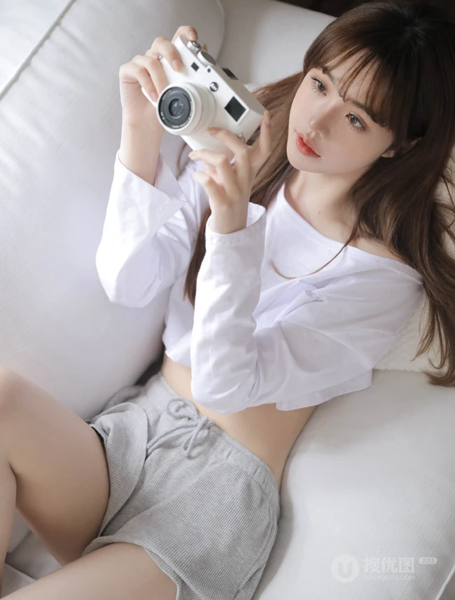 清甜系天花板漂亮女生小姐姐白衫短裤穿搭居家室内显动人锁骨线条感图片