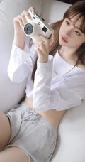 清甜系天花板漂亮女生小姐姐白衫短裤穿搭居家室内显动人锁骨线条感图片