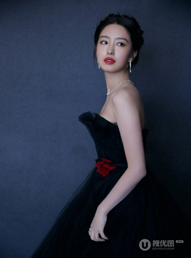 杨采钰优雅气质黑色轻纱礼裙裙穿着个人写真美照
