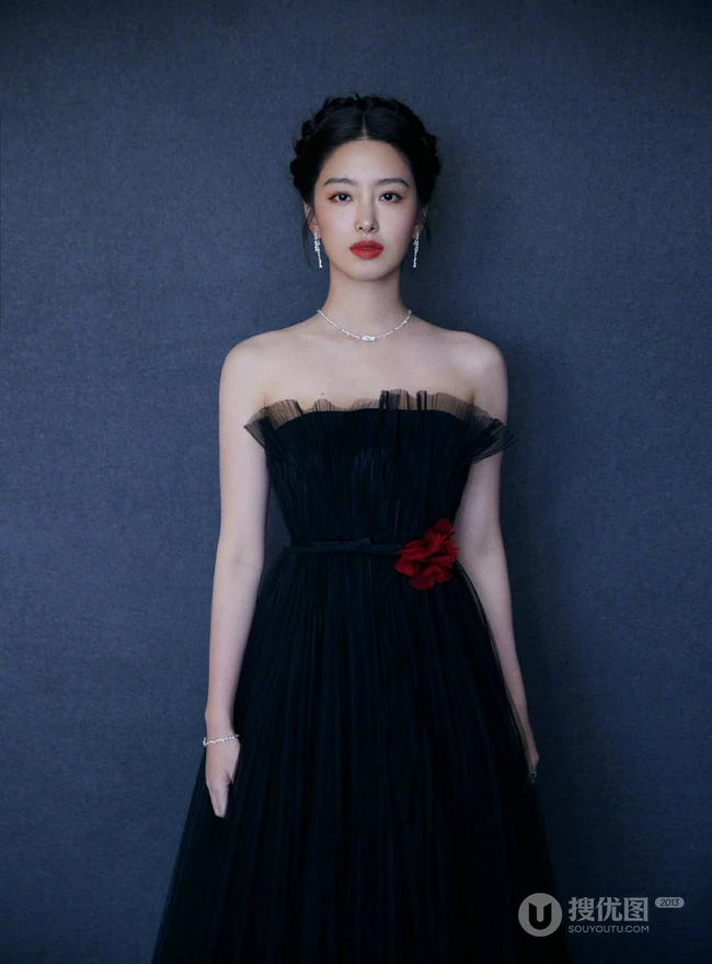 杨采钰优雅气质黑色轻纱礼裙裙穿着个人写真美照