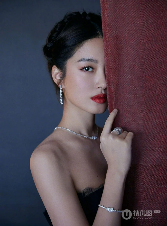 杨采钰优雅气质黑色轻纱礼裙裙穿着个人写真美照