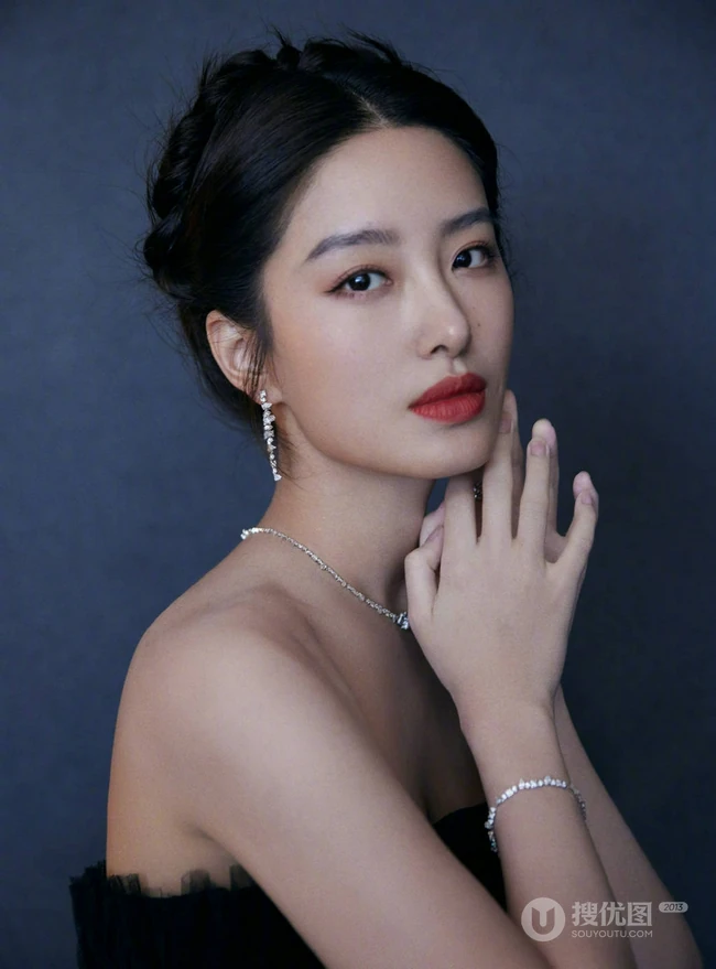 杨采钰优雅气质黑色轻纱礼裙裙穿着个人写真美照