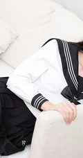 女生小姐姐茯苓白底黑领制服短裙穿搭日系满满居家可人写真图片