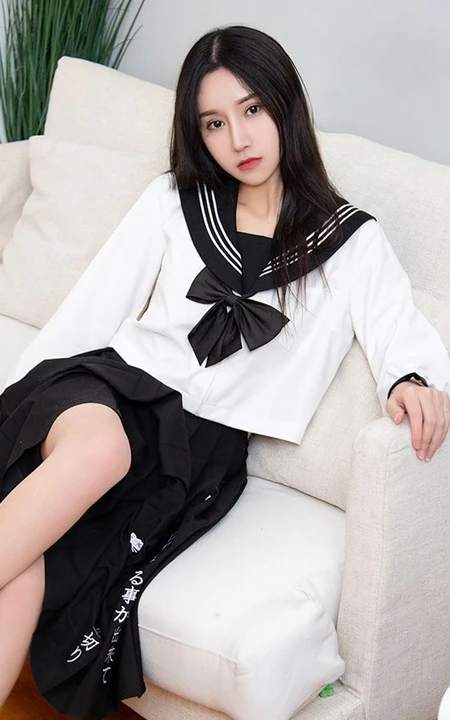女生小姐姐茯苓白底黑领制服短裙穿搭日系满满居家可人写真图片