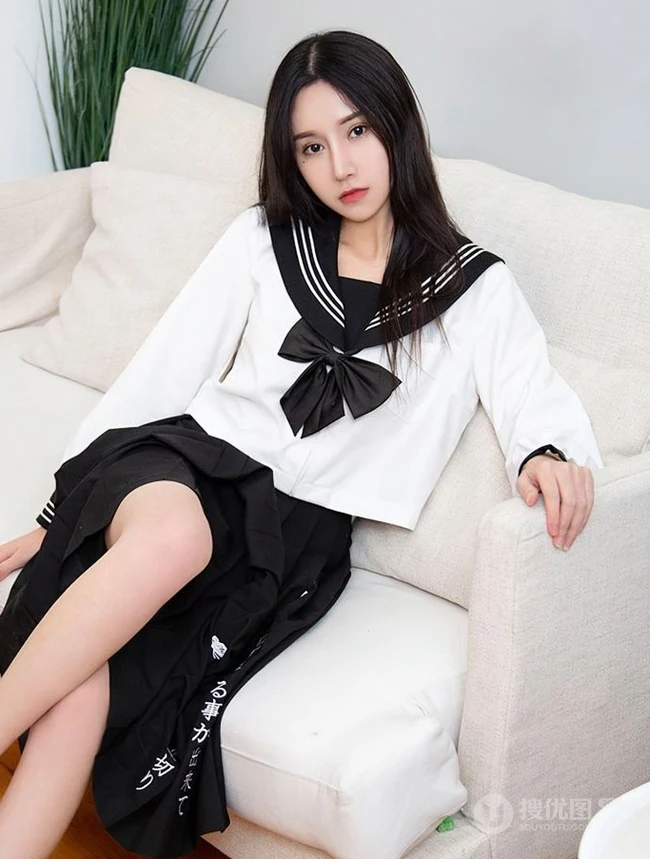 女生小姐姐茯苓白底黑领制服短裙穿搭日系满满居家可人写真图片