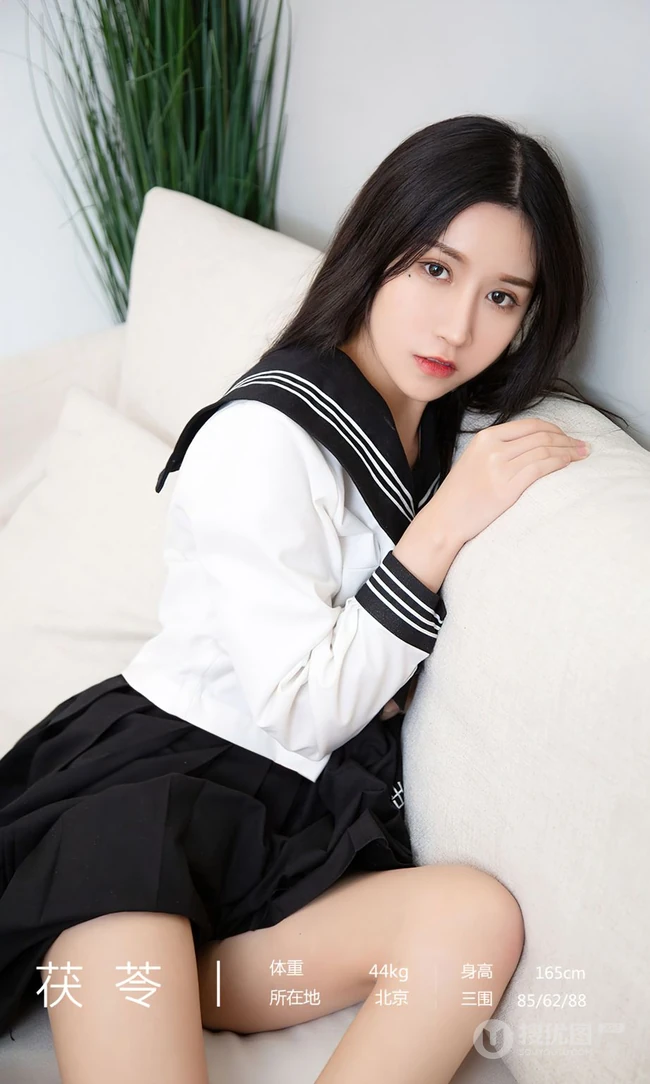 女生小姐姐茯苓白底黑领制服短裙穿搭日系满满居家可人写真图片