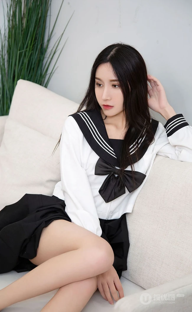 女生小姐姐茯苓白底黑领制服短裙穿搭日系满满居家可人写真图片