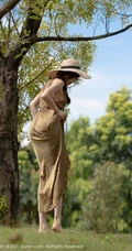 气质女生会上树？气质女生芝芝Booty户外林木草坪间悠闲旅拍写真美照
