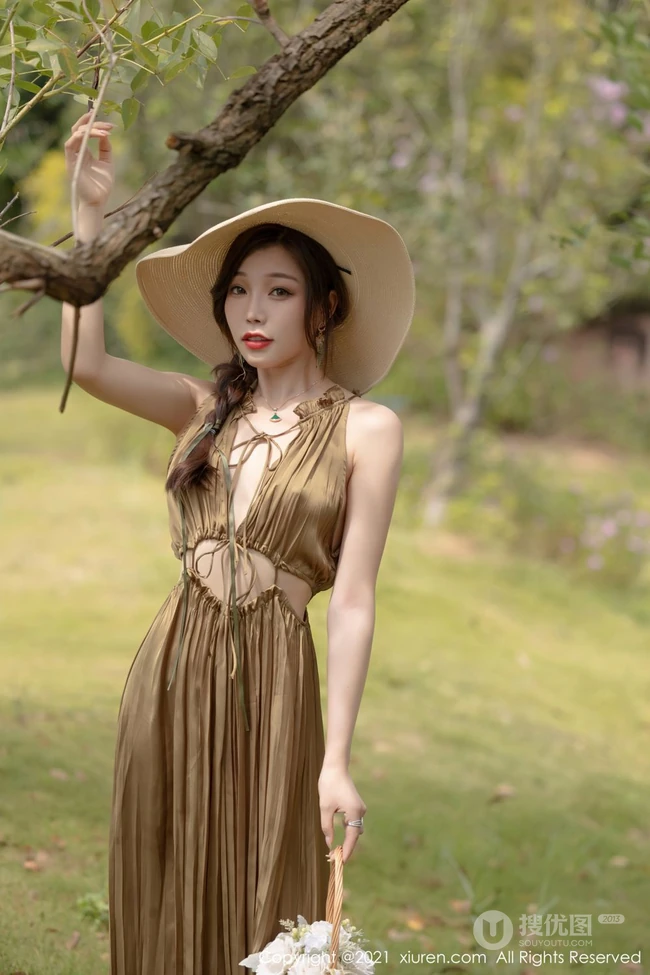 气质女生会上树？气质女生芝芝Booty户外林木草坪间悠闲旅拍写真美照