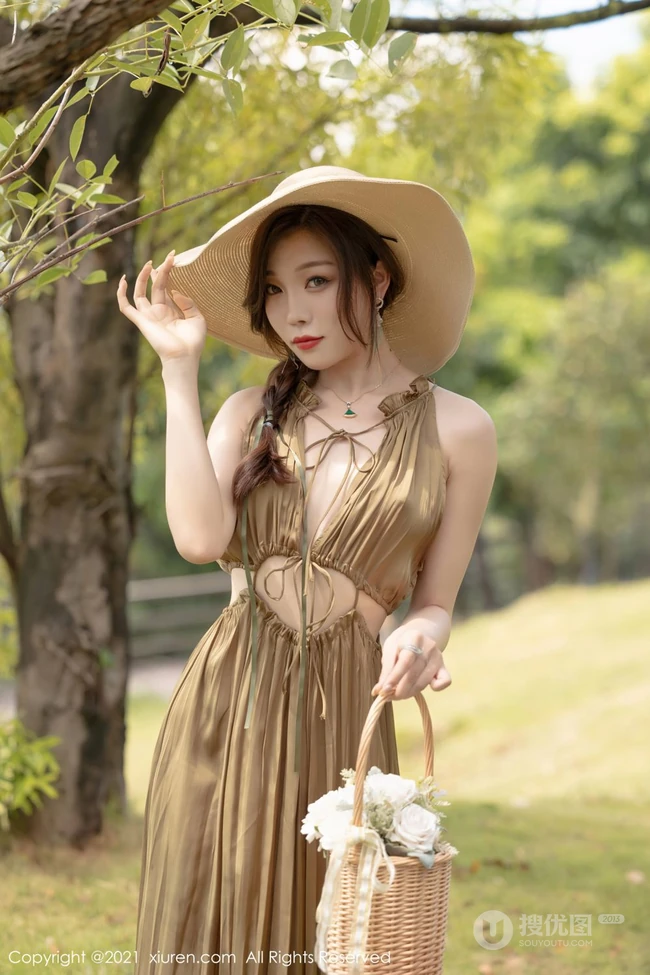 气质女生会上树？气质女生芝芝Booty户外林木草坪间悠闲旅拍写真美照