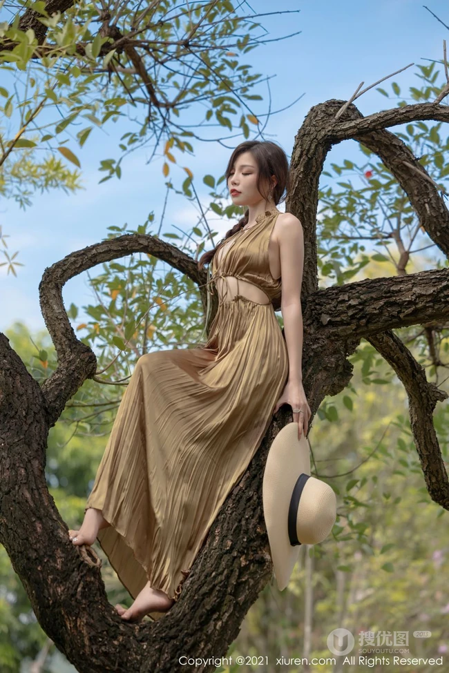 气质女生会上树？气质女生芝芝Booty户外林木草坪间悠闲旅拍写真美照