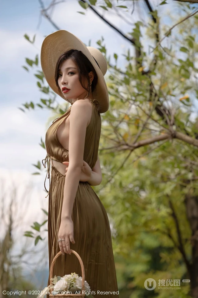 气质女生会上树？气质女生芝芝Booty户外林木草坪间悠闲旅拍写真美照