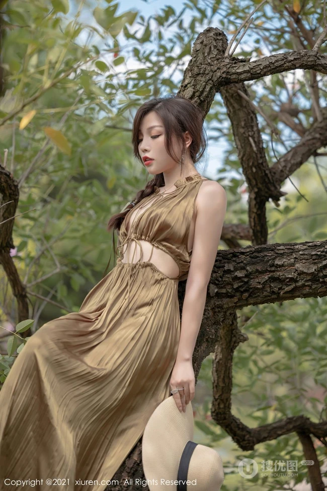 气质女生会上树？气质女生芝芝Booty户外林木草坪间悠闲旅拍写真美照