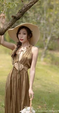 气质女生会上树？气质女生芝芝Booty户外林木草坪间悠闲旅拍写真美照