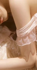 双麻花辫，浅粉肌肤少女轻纱透明薄裙着身显娇小身材小木屋吸睛摄影写真