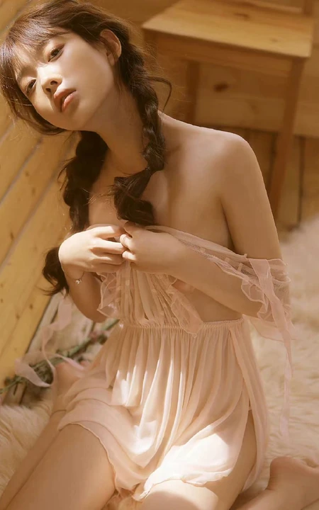 双麻花辫，浅粉肌肤少女轻纱透明薄裙着身显娇小身材小木屋吸睛摄影写真