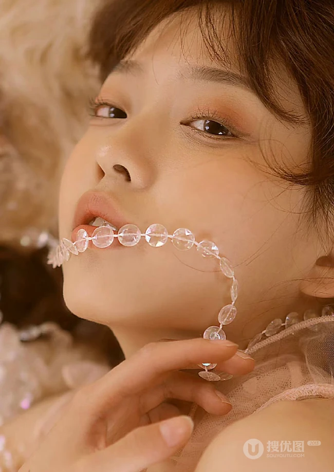 双麻花辫，浅粉肌肤少女轻纱透明薄裙着身显娇小身材小木屋吸睛摄影写真