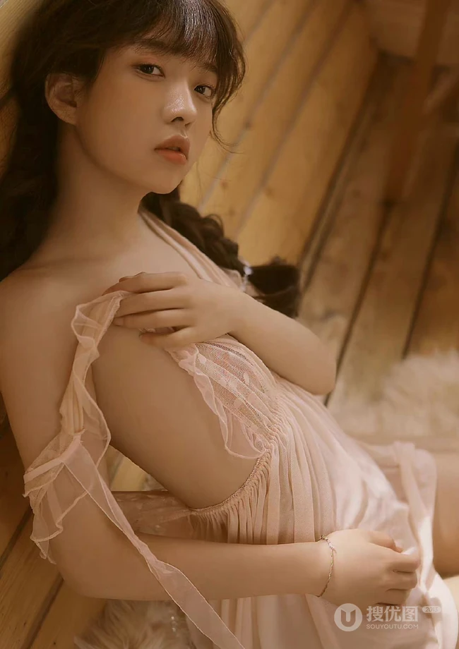 双麻花辫，浅粉肌肤少女轻纱透明薄裙着身显娇小身材小木屋吸睛摄影写真