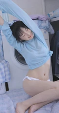 漂亮可人双眼皮丸子头少女蓝衣短裤穿着洗衣房手拿橙子动人写真图集