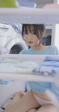 漂亮可人双眼皮丸子头少女蓝衣短裤穿着洗衣房手拿橙子动人写真图集