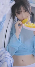 漂亮可人双眼皮丸子头少女蓝衣短裤穿着洗衣房手拿橙子动人写真图集