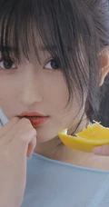 漂亮可人双眼皮丸子头少女蓝衣短裤穿着洗衣房手拿橙子动人写真图集