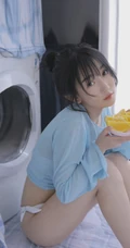 漂亮可人双眼皮丸子头少女蓝衣短裤穿着洗衣房手拿橙子动人写真图集