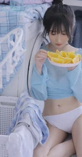 漂亮可人双眼皮丸子头少女蓝衣短裤穿着洗衣房手拿橙子动人写真图集