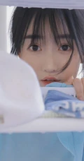 漂亮可人双眼皮丸子头少女蓝衣短裤穿着洗衣房手拿橙子动人写真图集
