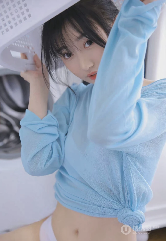 漂亮可人双眼皮丸子头少女蓝衣短裤穿着洗衣房手拿橙子动人写真图集