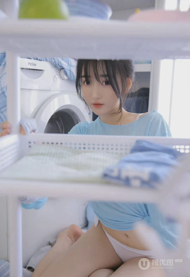 漂亮可人双眼皮丸子头少女蓝衣短裤穿着洗衣房手拿橙子动人写真图集