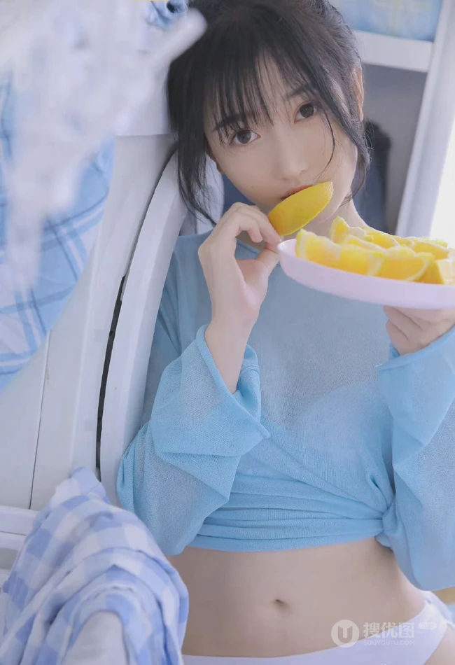 漂亮可人双眼皮丸子头少女蓝衣短裤穿着洗衣房手拿橙子动人写真图集