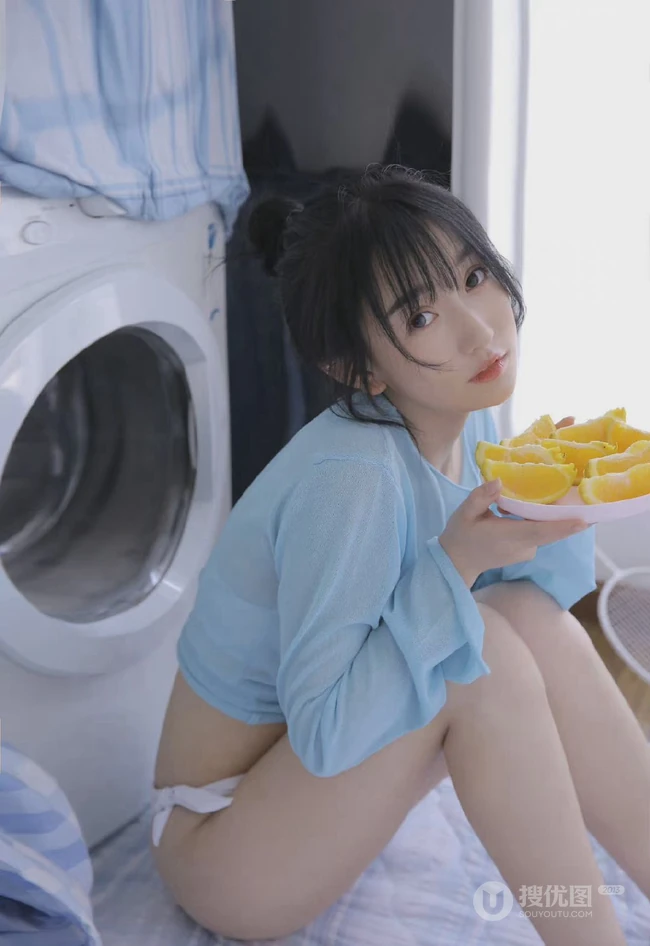漂亮可人双眼皮丸子头少女蓝衣短裤穿着洗衣房手拿橙子动人写真图集