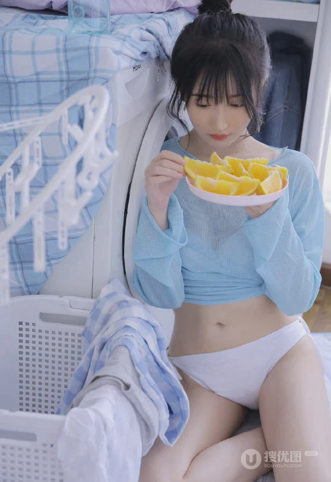 漂亮可人双眼皮丸子头少女蓝衣短裤穿着洗衣房手拿橙子动人写真图集