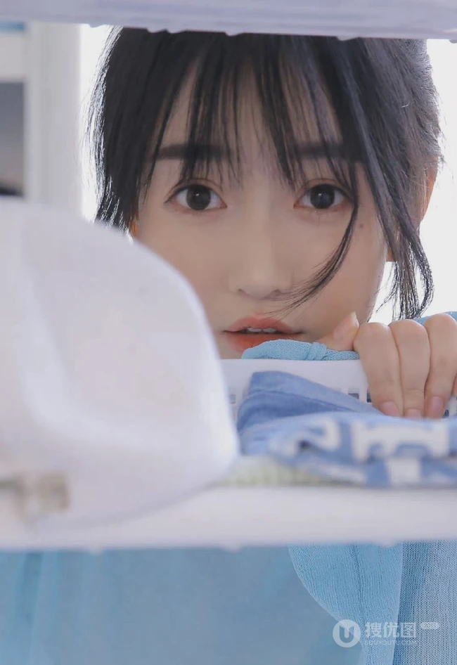 漂亮可人双眼皮丸子头少女蓝衣短裤穿着洗衣房手拿橙子动人写真图集