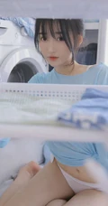 漂亮可人双眼皮丸子头少女蓝衣短裤穿着洗衣房手拿橙子动人写真图集